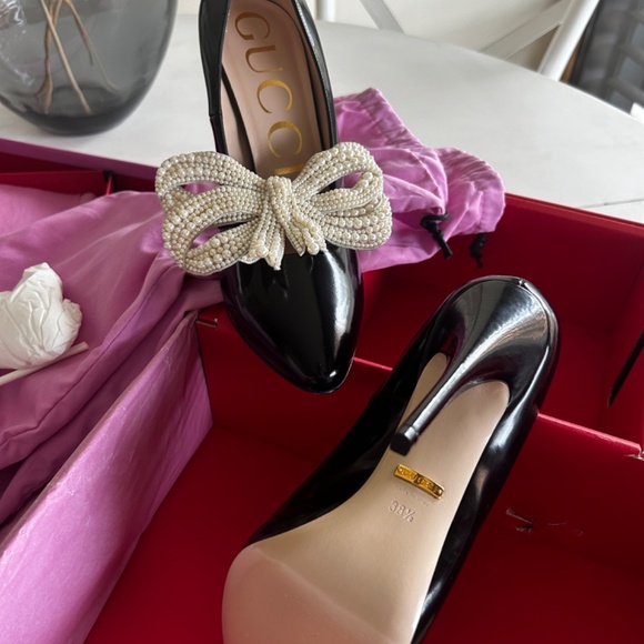 Auth new in box Gucci Elaisa black leather pumps with pearl bows size 38.5 - Picture 2 of 12